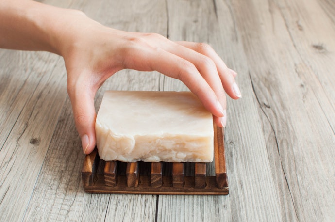 Decide Whether to Buy a Soap Holder With or Without a Lid
