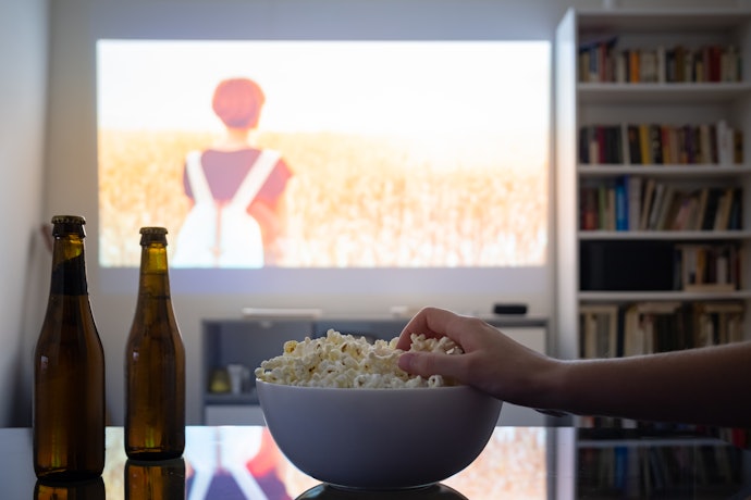 TV or Projector Screens Make Pictures Come to Life