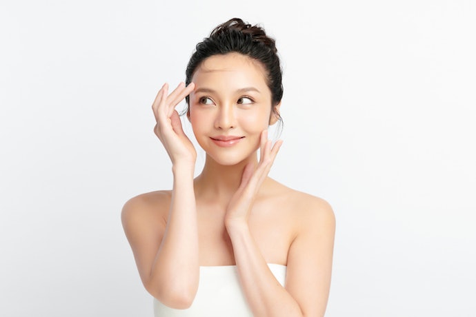 Choose Oil-Free, Lightweight Formulas That Won’t Clog Pores or Feel Heavy