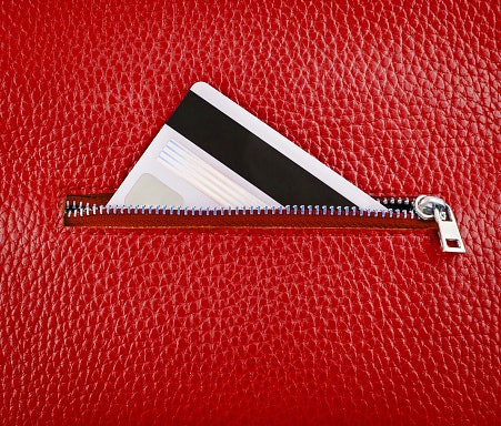 Opt for Wallets With Secure Closure Options