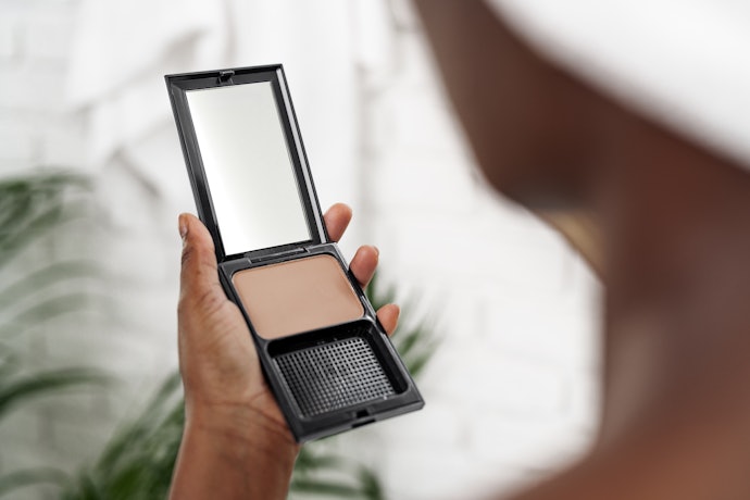 Select Compacts With Built-In Mirrors and Applicators for Everyday Convenience