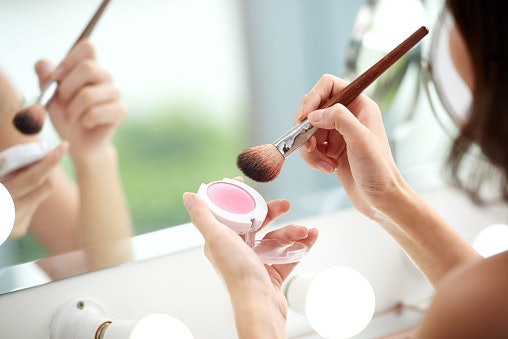 Look for Oil-Absorbing Ingredients Like Silica or Kaolin Clay for Better Staying Power