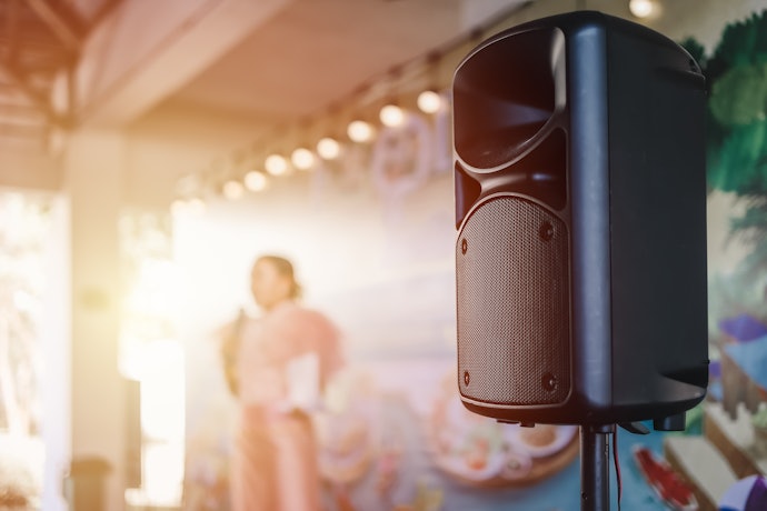Pick a Speaker With Long Battery Life or Plug-In Support Based on Your Needs
