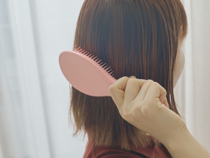 Handle-Free Heart Shape May Feel Hard to Grip and Catch Hair