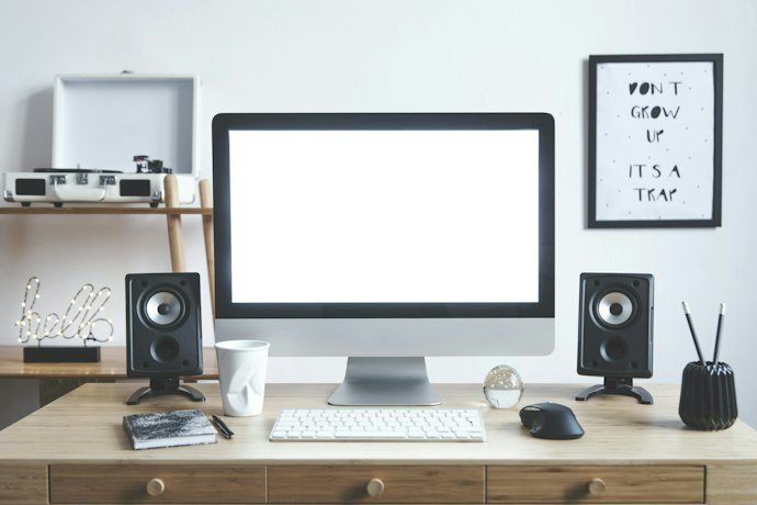 Choose Between 2.0 and 2.1 Speakers Based on Your Needs