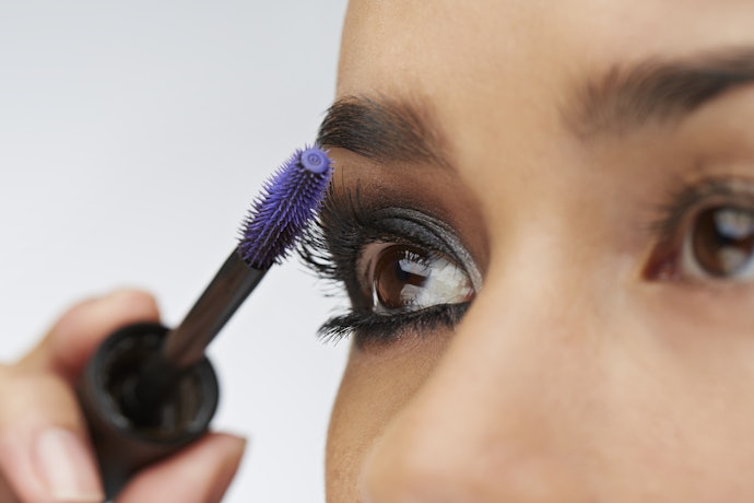 Vitamin E, Panthenol, and Almond Oil to Nourish the Lashes