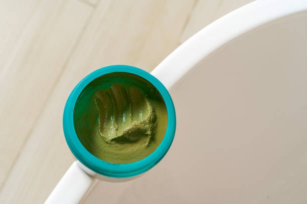 For Dry and Sensitive Skin: Ingredients That Hydrate and Strengthen the Skin Barrier