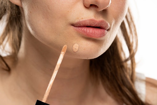 Medium-to-Full Coverage Concealers Effectively Hide Dark Circles and Blemishes