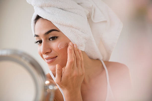 Choose Moisturizers With Hydrating Ingredients Like Hyaluronic Acid, Glycerin, and Niacinamide