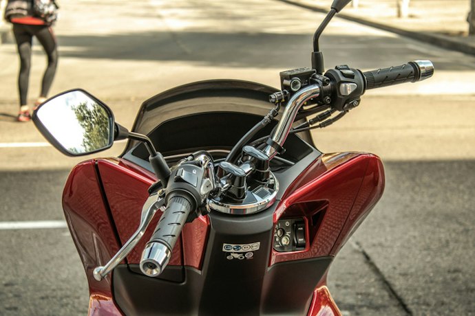 For Aerodynamic Integration: Opt for Fairing-Mounted Mirrors