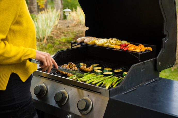 Barrel Charcoal Grills Let You Cook Multiple Food at Once