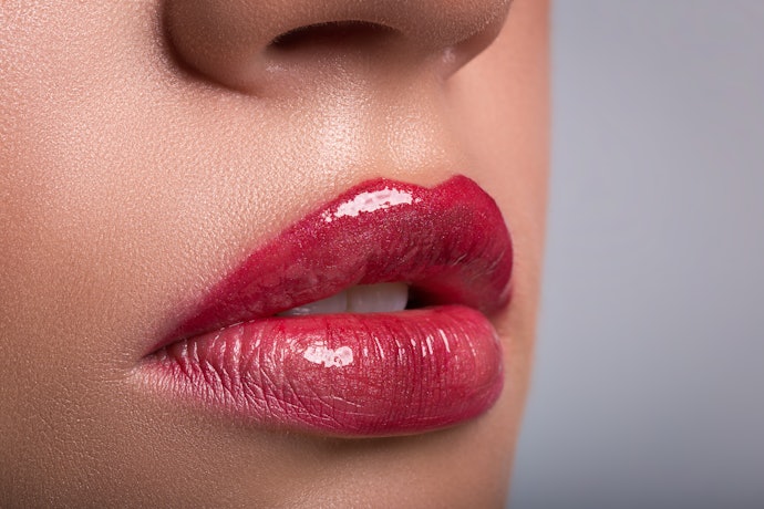 Glossy Lipsticks Make Thin Lips Appear Plumper