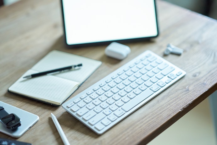 Pick Bluetooth or 2.4GHz Wireless for a Clutter-Free Desk