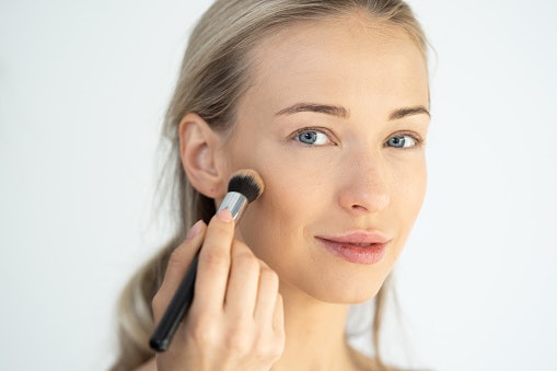 Base Makeup With Lightweight Coverage and a Natural Finish for Daily Use