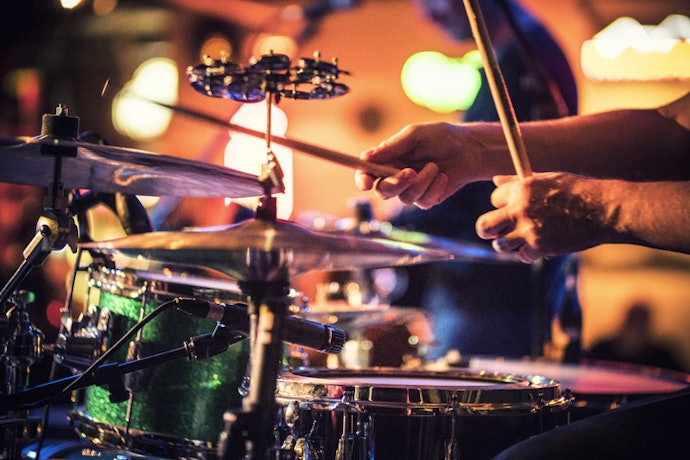 For Rock and Pop: Punchy Bass Drums and Versatile Cymbals