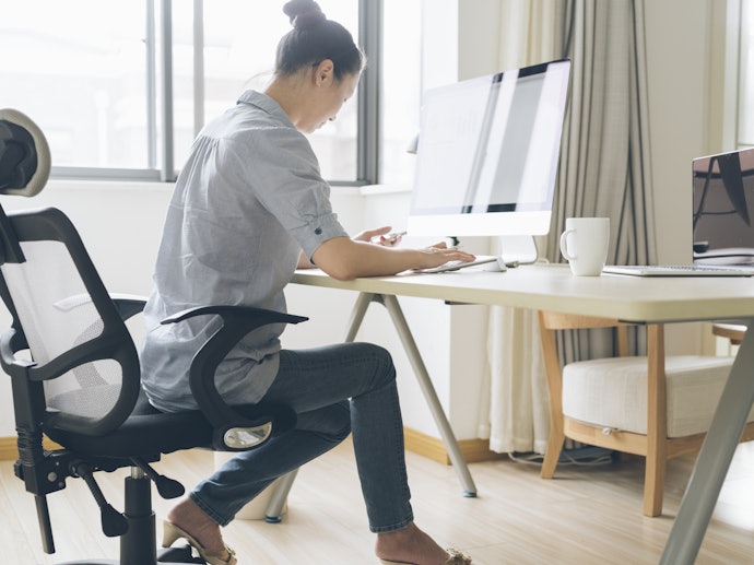 See if It’s Wide Enough and Movable to Secure a Relaxed Sitting Position