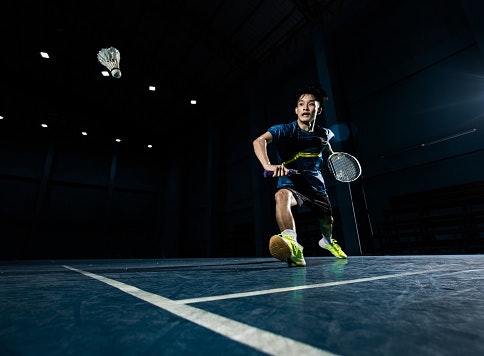 Intermediate: Head-Light, Medium-Flex Rackets Allow for Both Quick Shots or Defensive Plays