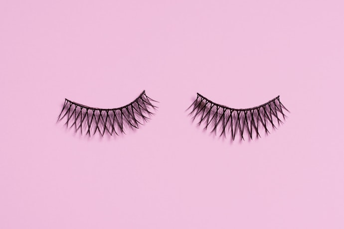 Give Almond Eyes Some Drama and Volume With Crisscrossed Lashes