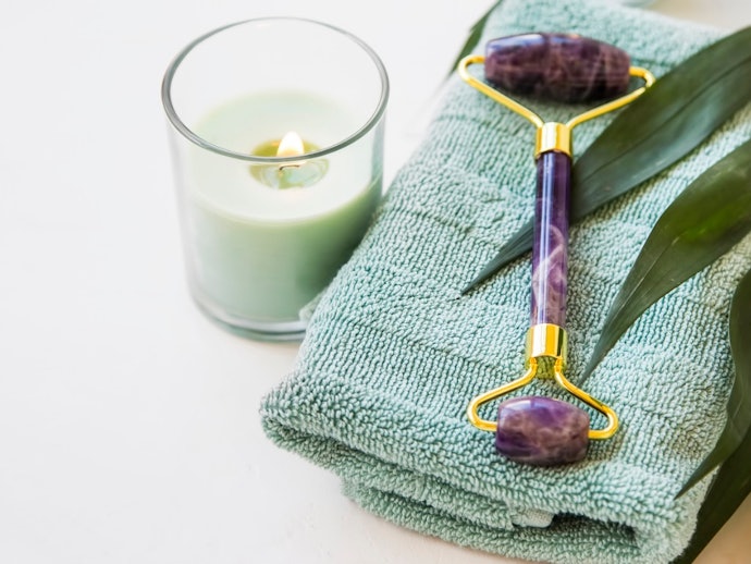 Amethyst and Obsidian Rollers Are Ideal for Acne and Oily Skin Types