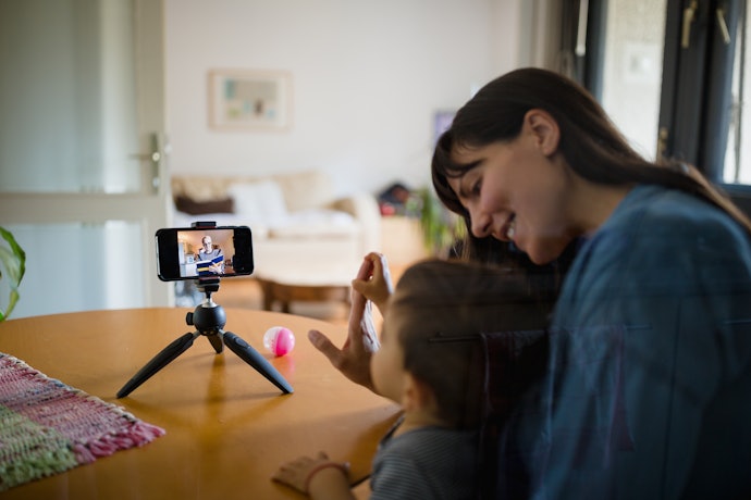 A Tabletop Tripod Is Used in Sit-Down Vlogging and Online Meetings