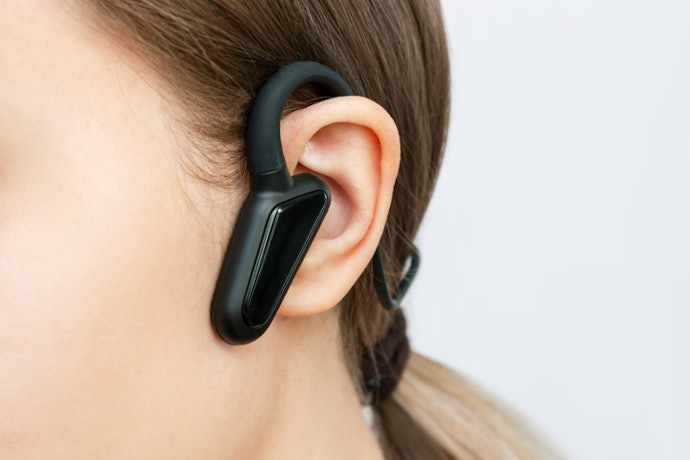 Look for Simple Controls Like Play/Pause, Volume Adjustment, and Call Answering