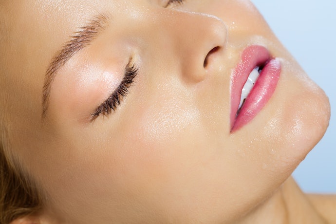 Dewy or Glowy Finishes Add a Radiant, Youthful Glow for Dry or Dull Skin