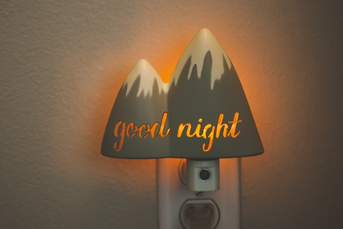 Plug-In Night Lights Exudes a Soft Light and Brightens the Room Overnight