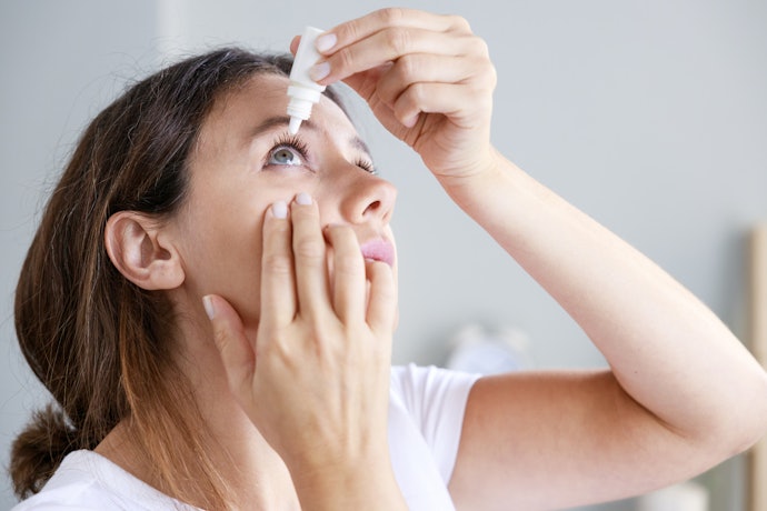 Lubricating Drops for Long-Lasting Hydration of Dry Eyes and Lenses