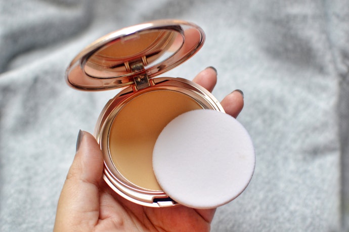 Pressed Powder for Controlled Application and Quick Touch-Ups