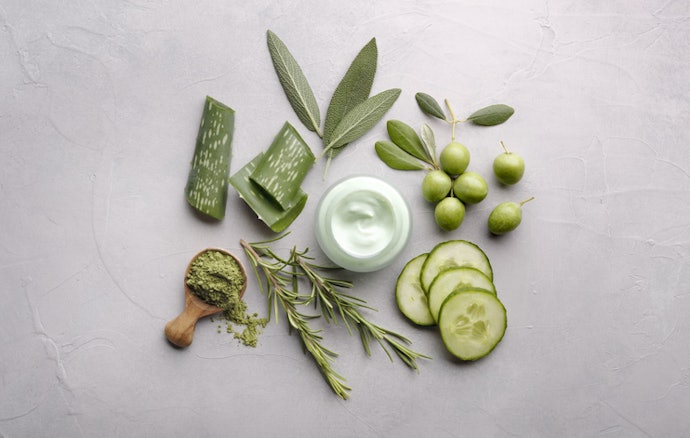 For Sensitive or Dry Skin: Aloe Vera, Hyaluronic Acid, and Natural Oils