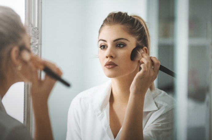Choose a Fine Pressed or Loose Powder to Set Your Makeup