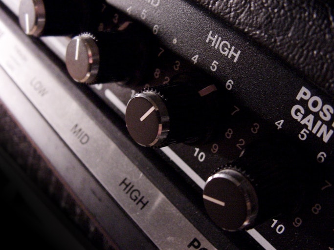 Choose 1000 W to 5000 W Amps for Large Venues and Multi-Speaker Setups