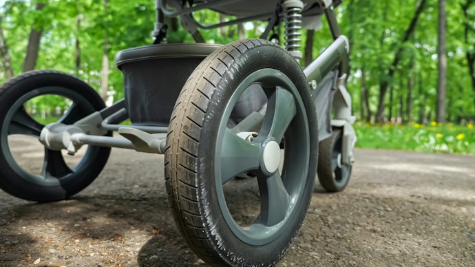 Lockable Wheels and Brakes for Better Movement Control