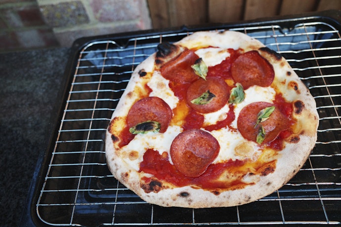 A Barbecue Pizza Oven Saves Space