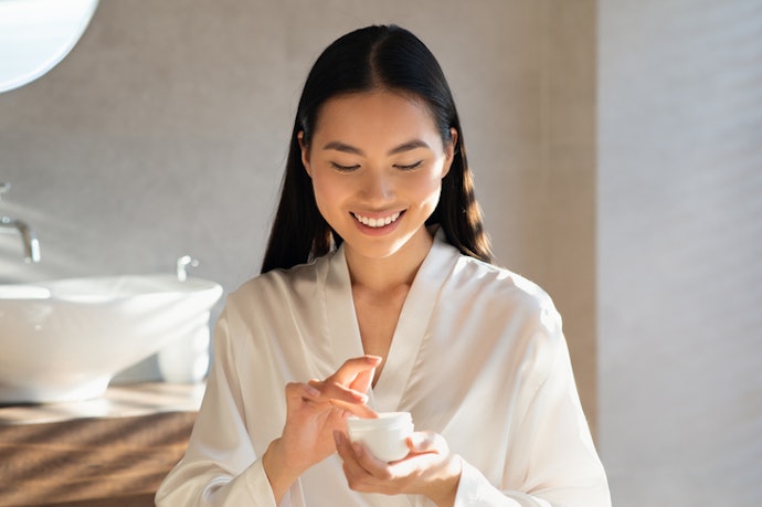 Dry and Sensitive Skin: Prefer Thicker, Hydrating, Oil-based Formulas