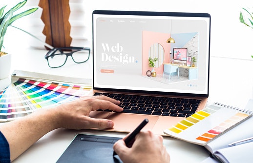 For Creative Multitasking: Opt for Intel i7, Ryzen 7, or Apple M2/M3