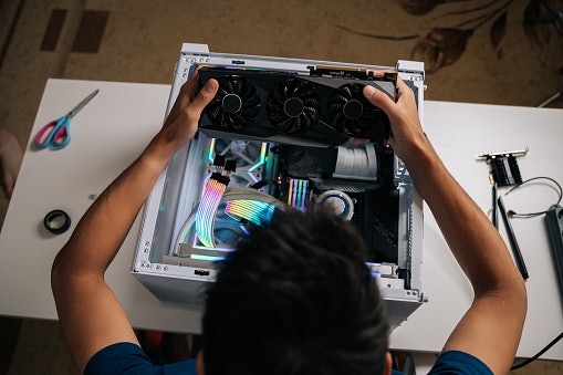 GPU Clearance (Most Modern GPUs Need 300-400 mm of Space for Graphics Cards)