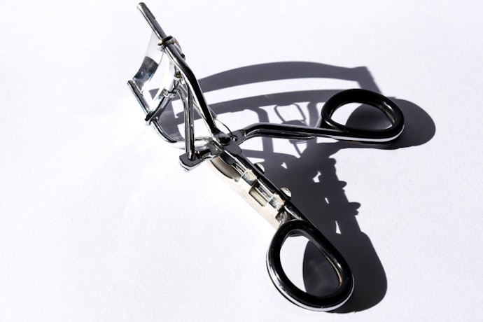 Manual Eyelash Curlers Are Ideal for Beginners