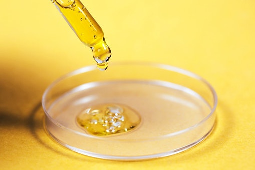 Reduce Redness and Inflammation With Niacinamide, Azelaic Acid, Cica, and Tea Tree Oil