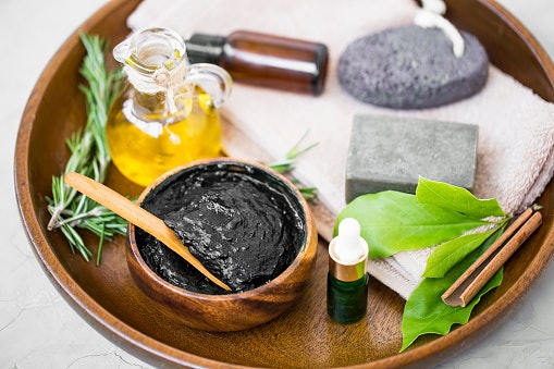 Control Oil and Sebum With Charcoal, Tea Tree, Zinc, and Niacinamide