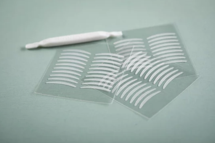 Fiber Tape Gives a Stronger Lift and Works Well on Oily Skin