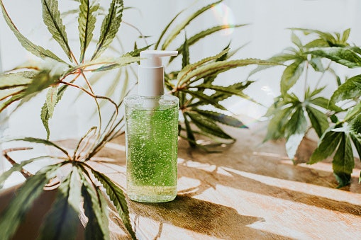 Shower Gel Has a Thick Consistency, Suitable for Oily Skin