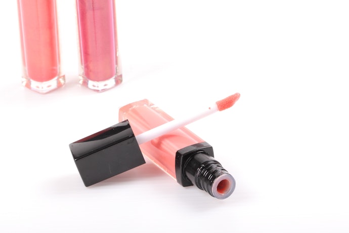 Doe-Foot Applicators Follow the Lip's Natural Contours, Allowing for Precise Application