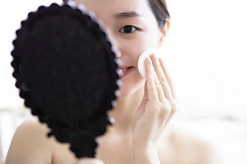 Thin and Flat Sponges Are Ideal for On-the-Go Applications and Touch-Ups