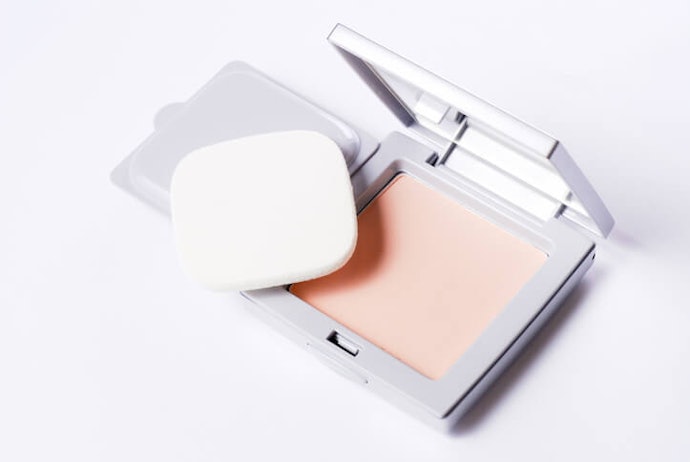 For Oily Skin, Use Powder Foundation With Kaolin Clay or Niacinamide to Control Shine