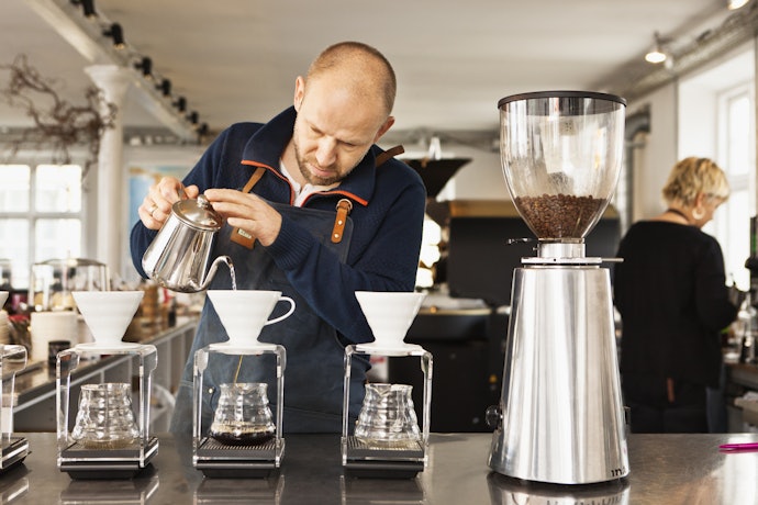 Integrated Scale and Preset Dosage Measures the Amount of Ground Coffee Easily