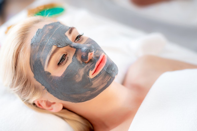 For Oily or Acne‑Prone Skin: Go for Strong Oil‑Control and Detoxifying Formulas