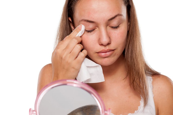 Oil-Based Towelettes Are Great at Removing Waterproof and Long-Wearing Makeup
