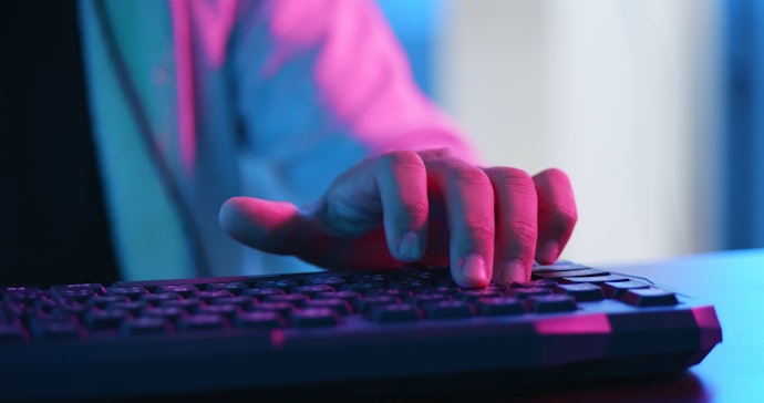 A Detachable Wrist Rest and Anti-slip Base Provides Comfort When Typing