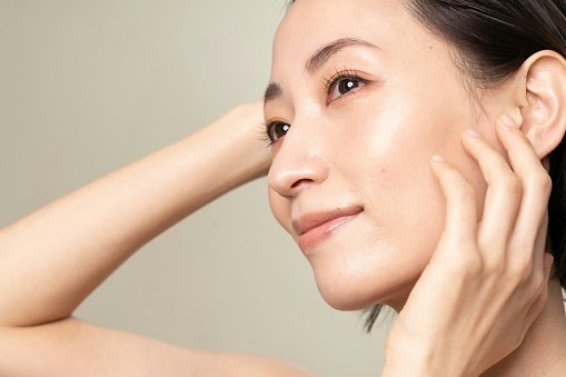 Natural or Satin Provides a Balanced, Skin-Like Appearance